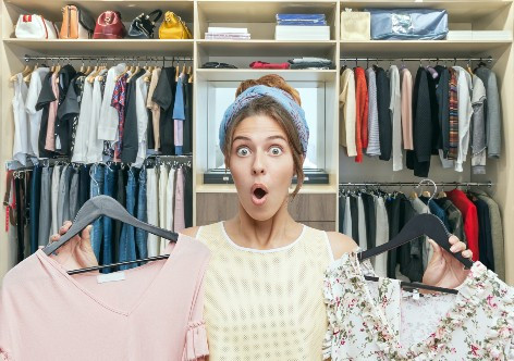 armadio-con-donna-stupita-150dpi-8cm-con-dida