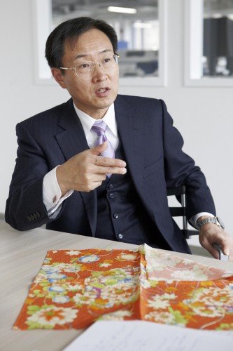 epson_president_mr_usui_with_printed_textile