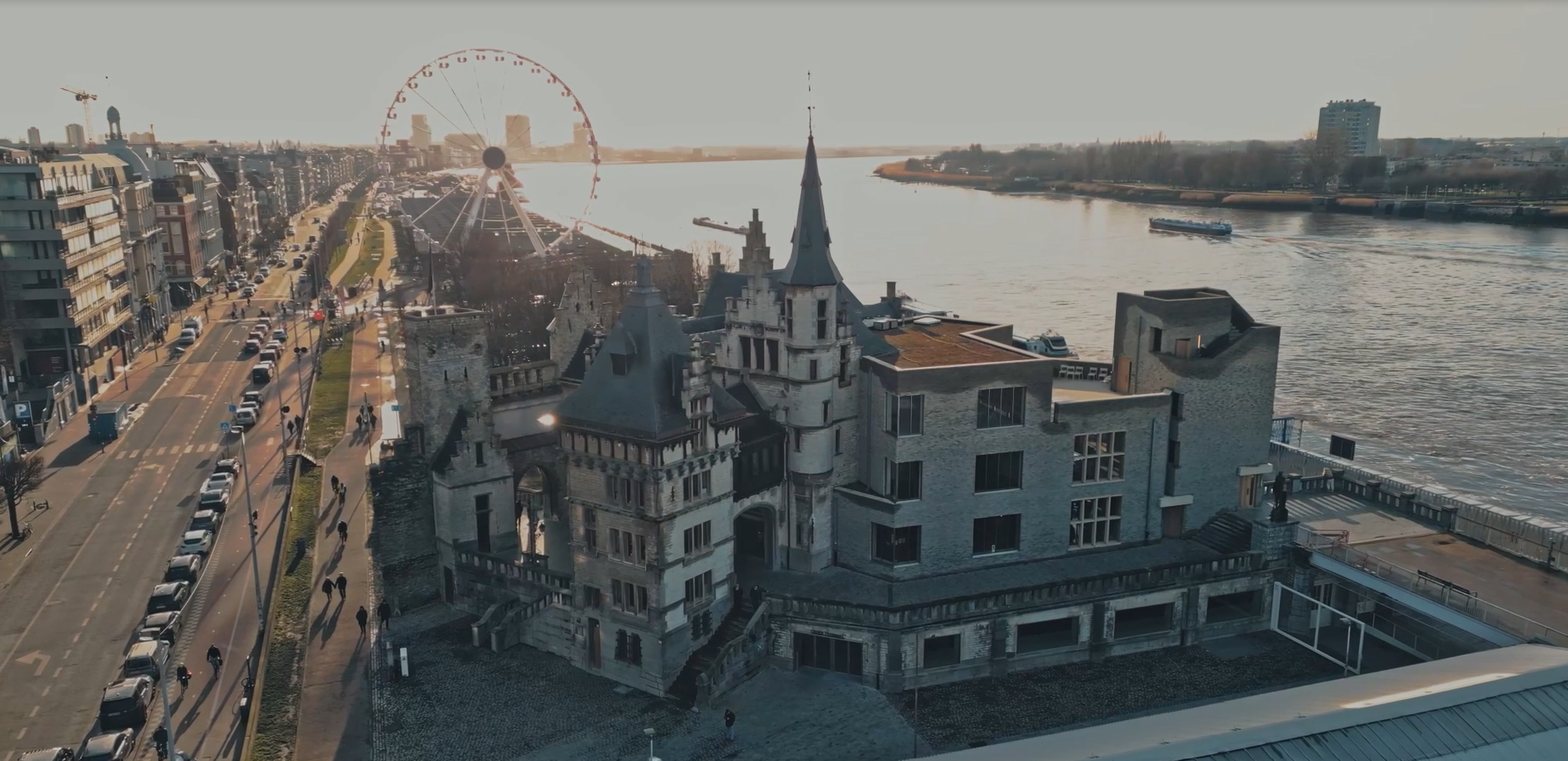 Het Steen usa i videoproiettori Epson per far rivivere la storia