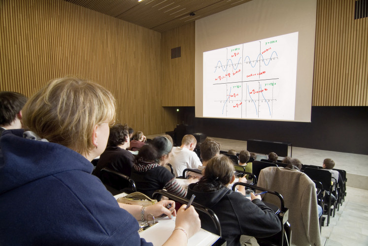 Éducation – plus d’élèves sur la touche
