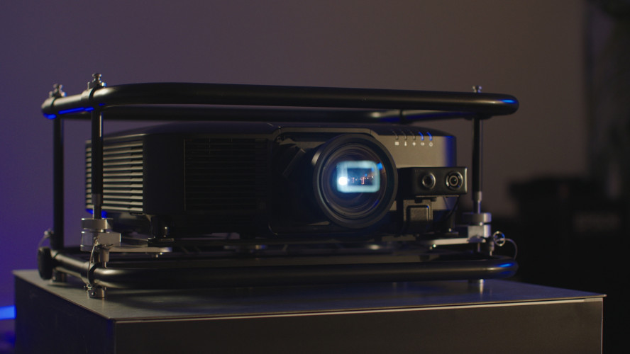 room-2_new-interchangeable-lens-projector-line-up_a12359_4