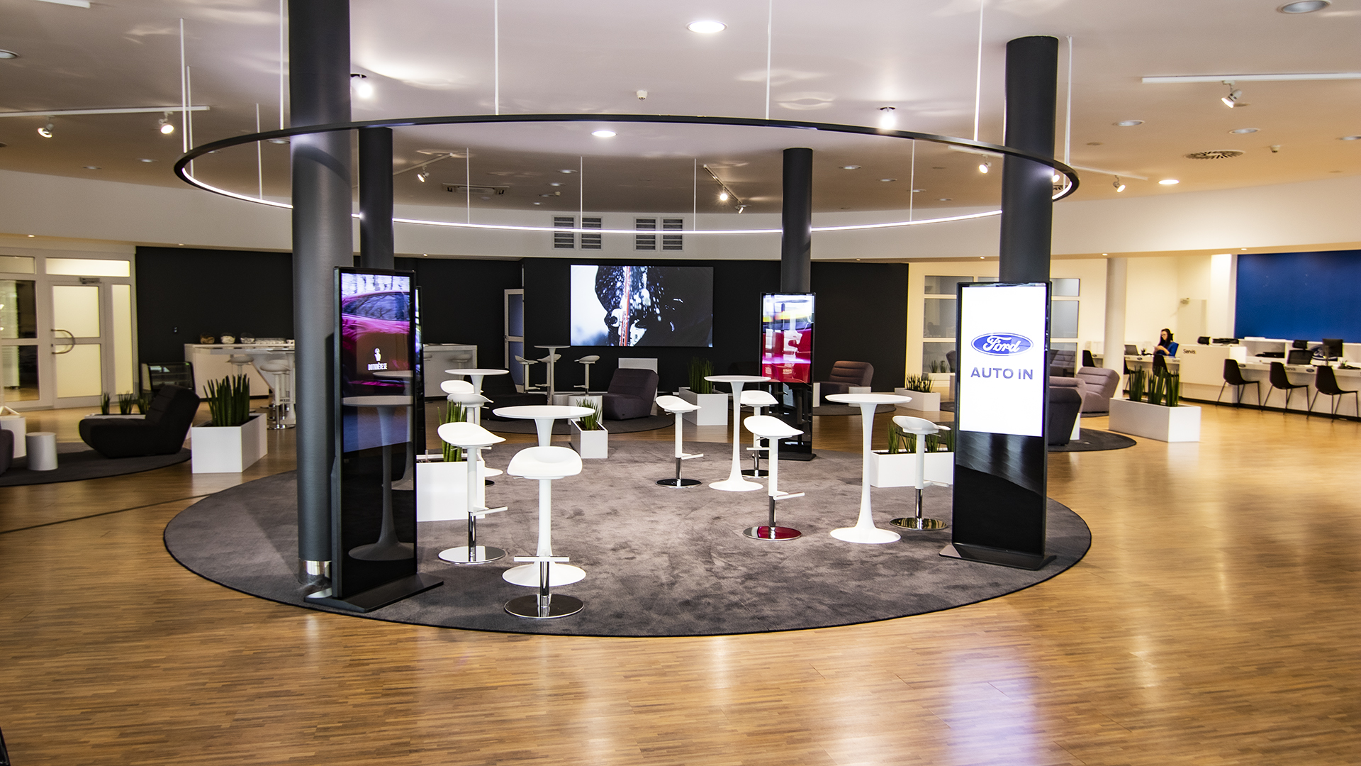 V autosalonu AUTO IN vítězí projektor Epson nad tradiční LED obrazovkou
