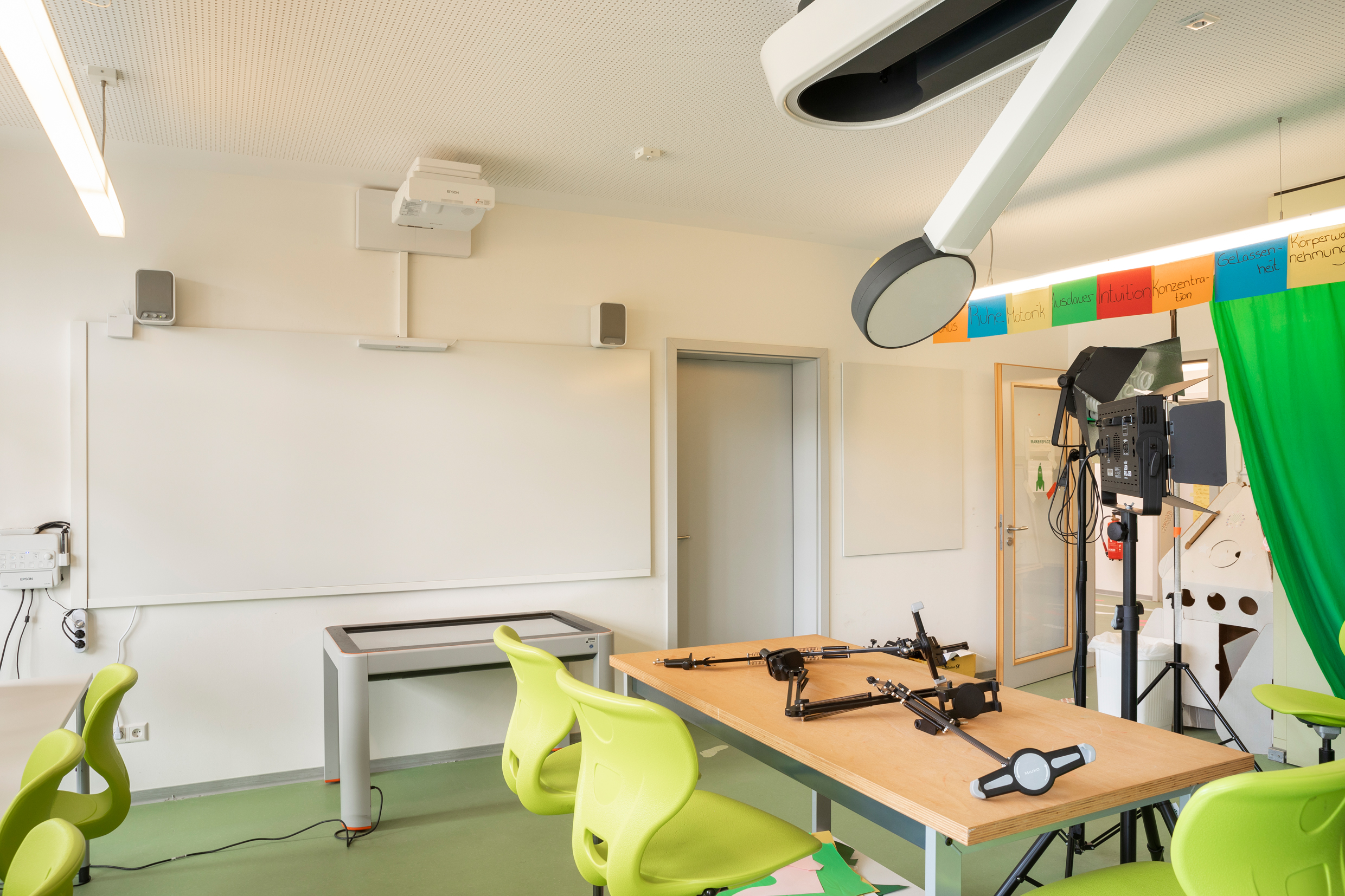 epson-laserprojektor-3-mid