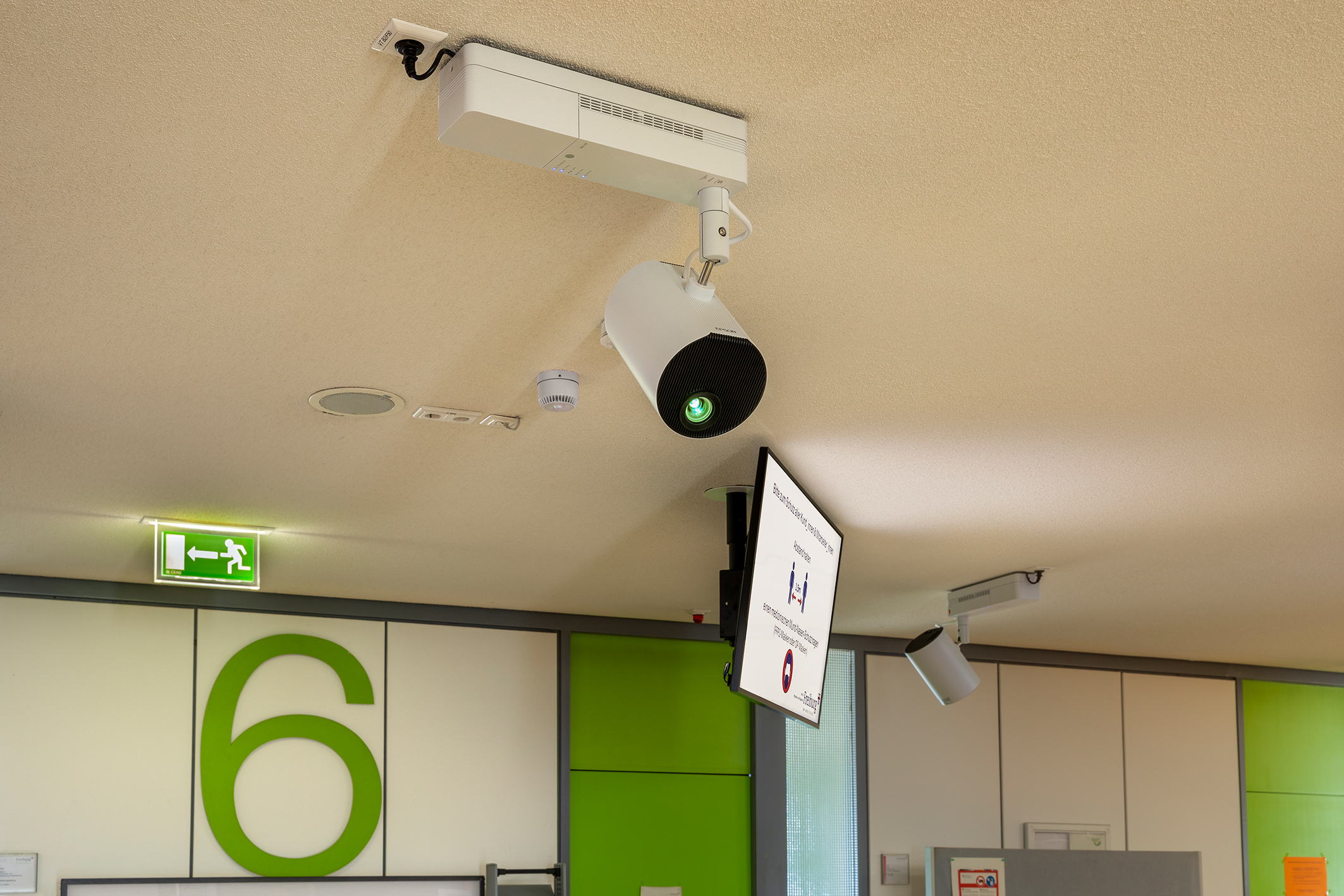 epson-lightscene-3-mid